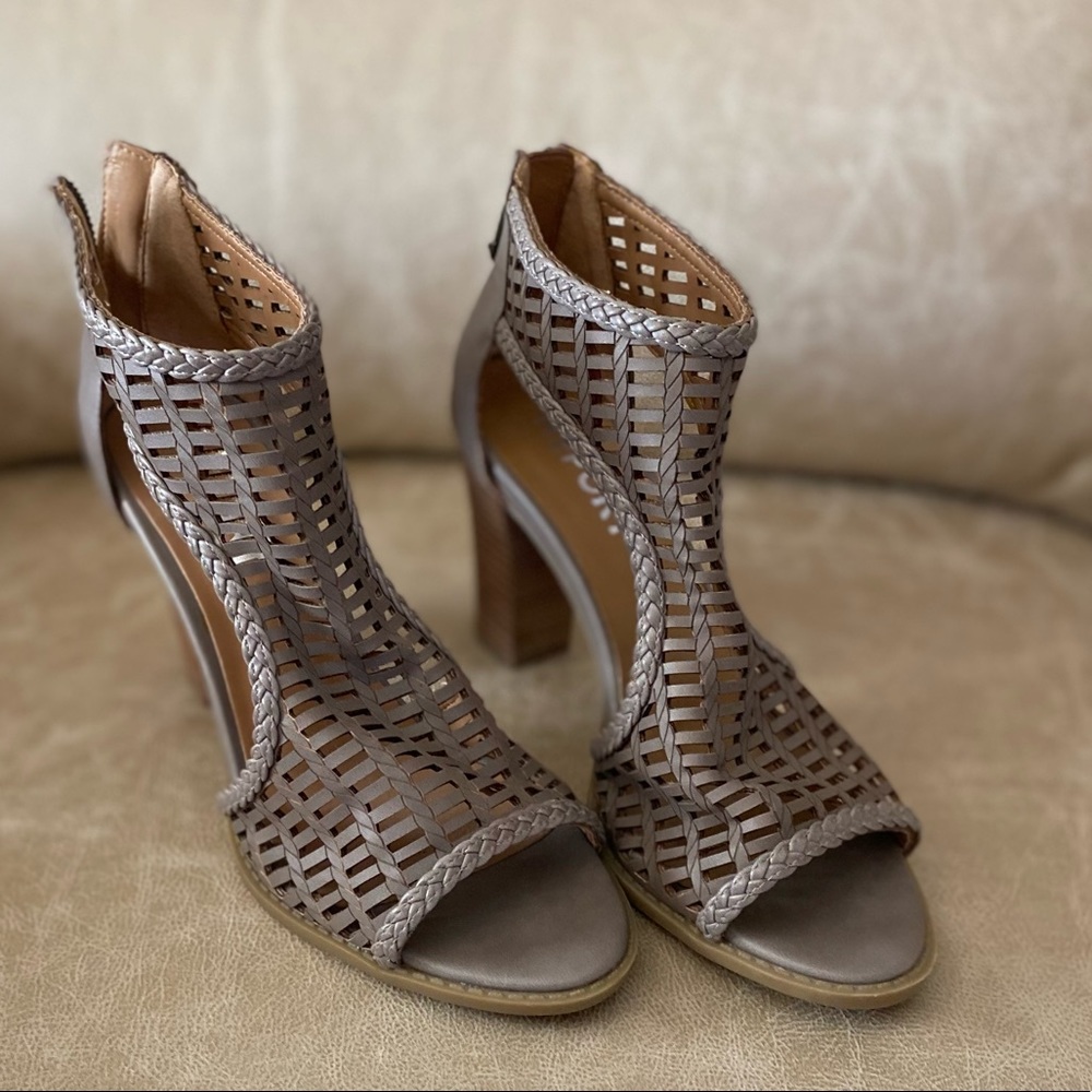 Beige open toed heel